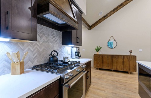 Broken Bow House | Pickleball, Pool, Splash Fountain ,Clubhouse , Walking Trails , Basketball