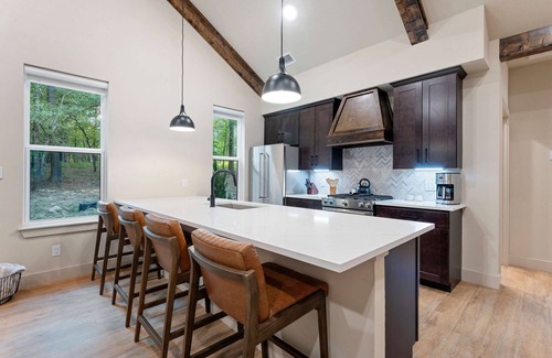 Broken Bow House | Pickleball, Pool, Splash Fountain ,Clubhouse , Walking Trails , Basketball