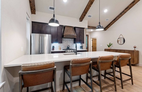 Broken Bow House | Pickleball, Pool, Splash Fountain ,Clubhouse , Walking Trails , Basketball