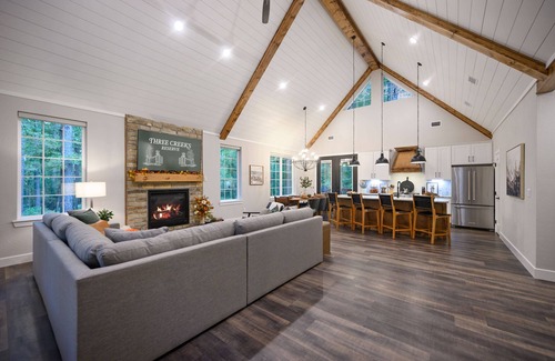 Broken Bow House | Pickleball, Pool, Splash Fountain, Clubhouse, Walking Trails, Basketball