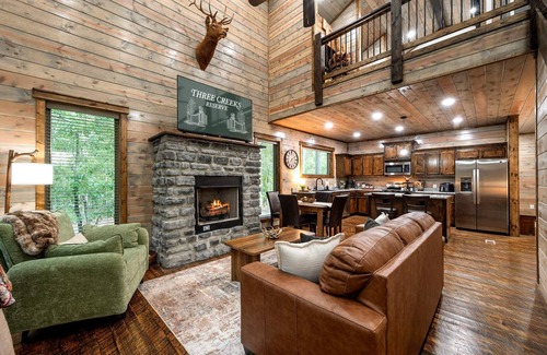 Broken Bow House | Pickleball, Pool, Splash Fountain, Clubhouse, Walking Trails, Basketball