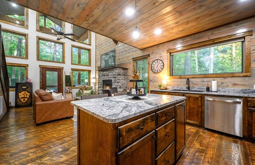 Broken Bow House | Pickleball, Pool, Splash Fountain, Clubhouse, Walking Trails, Basketball