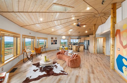 Williams House | Pickleball Retreat| Stargazing| Jacuzzi| Game Room