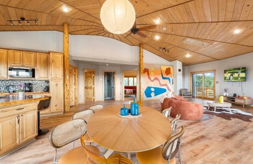 Williams House | Pickleball Retreat| Stargazing| Jacuzzi| Game Room