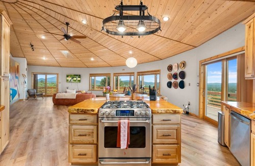 Williams House | Pickleball Retreat| Stargazing| Jacuzzi| Game Room