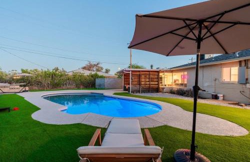 Bel Air House | Pickleball, Sparkling Pool, Mini Putt and Sleeps14
