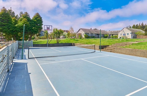 Long Beach House | PICKLEBALL! Walk to Beach, Fireplace, BBQ (ANC#6)