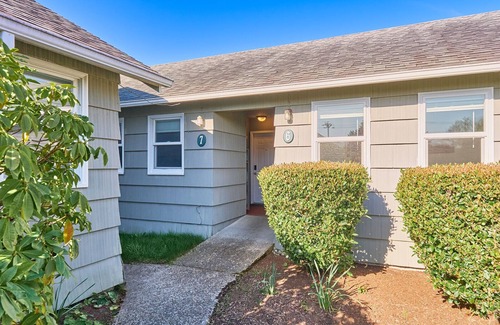 Long Beach House | PICKLEBALL! Walk to Beach, Fireplace, BBQ (ANC#6)