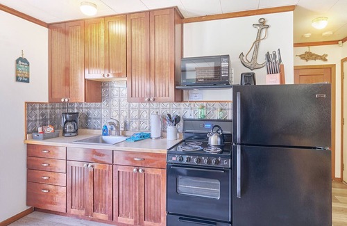 Long Beach House | PICKLEBALL! Walk to Beach, Fireplace, BBQ (ANC#7)