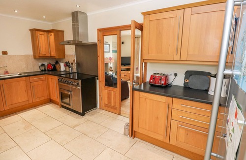 St Brides House | PICKLERIDGE VIEW, pet friendly, character holiday cottage in Dale