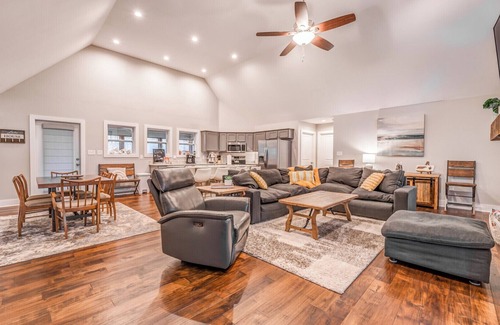Counce House | Pickwick*Hot Tub*5 Min to LAKE*Firepit*Screen Porch Tv