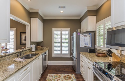 Lake Oconee Cottage | Picture perfect Marina Cove Escape with lake views!