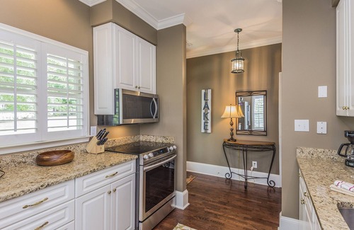 Lake Oconee Cottage | Picture perfect Marina Cove Escape with lake views!