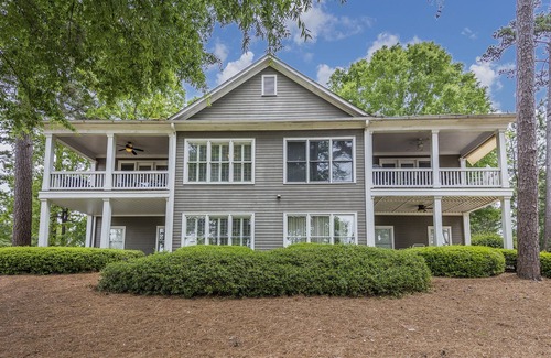 Lake Oconee Cottage | Picture perfect Marina Cove Escape with lake views!