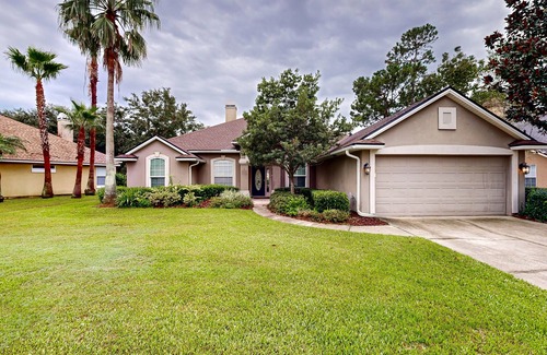 Fleming Island House | Picture-perfect getaway with saltwater pool, outdoor bar, grill & soaking tub