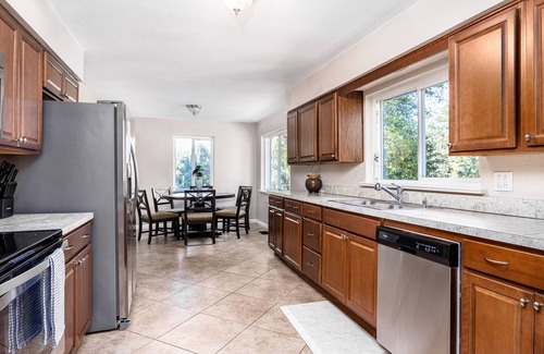 Gainesville House | Picturesque, Bright & Comfy ~ Near Ben Hill Stadium & UF Campus ~ Porch ~Parking