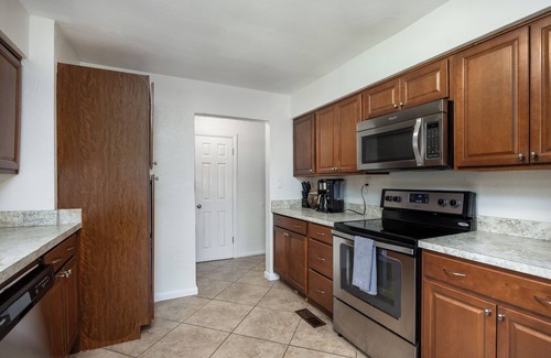 Gainesville House | Picturesque, Bright & Comfy ~ Near Ben Hill Stadium & UF Campus ~ Porch ~Parking