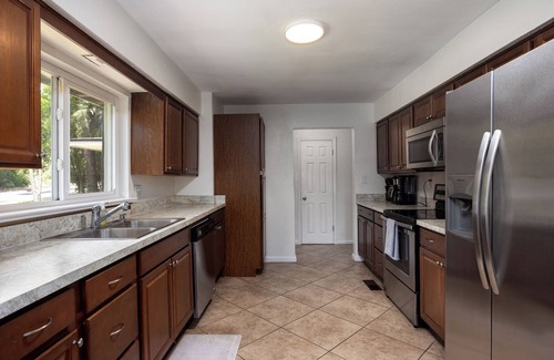 Gainesville House | Picturesque, Bright & Comfy ~ Near Ben Hill Stadium & UF Campus ~ Porch ~Parking