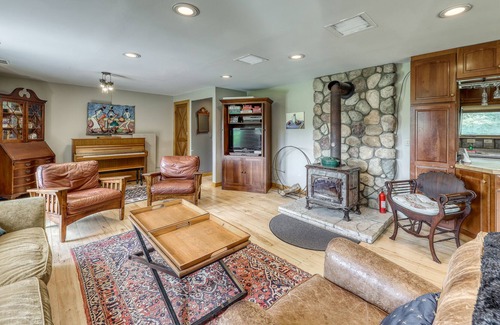 Warren Cottage | Picturesque dog-friendly cottage with kitchen, mountain view & deck- near skiing