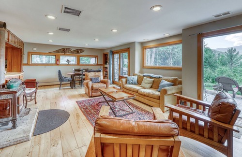 Warren Cottage | Picturesque dog-friendly cottage with kitchen, mountain view & deck- near skiing