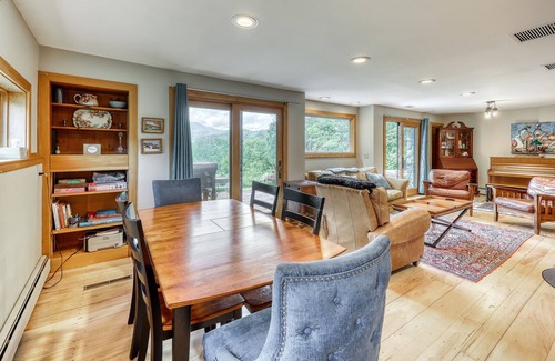 Warren Cottage | Picturesque dog-friendly cottage with kitchen, mountain view & deck- near skiing