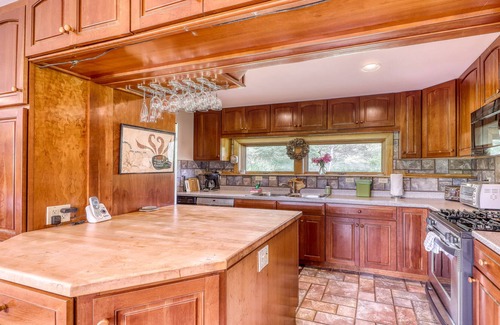 Warren Cottage | Picturesque dog-friendly cottage with kitchen, mountain view & deck- near skiing