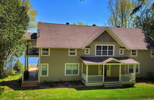 North Hatley Cottage | Picturesque house with lake view & private dock