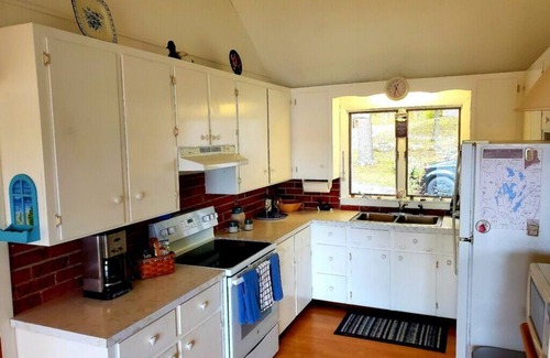 Sidney House | Picturesque Lakefront Retreat in Belgrade Lakes