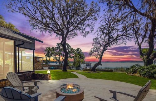 Thonotosassa Villa | Picturesque Lakeside Villa