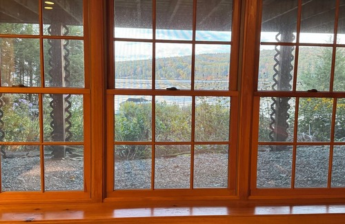 Enfield House | Picturesque lakeside log home with 3bed/3bath on Crystal Lake.