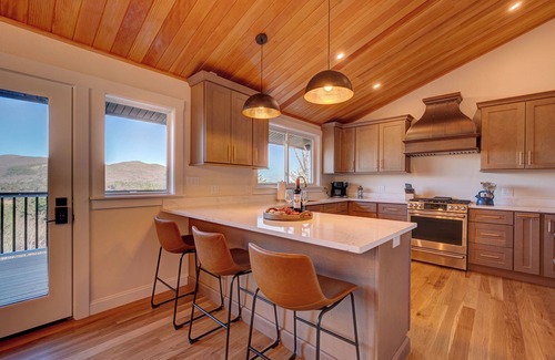 Birch Hill House | Picturesque mountain retreat w/Amazing views, Movie Thtr, Golfsim, Sauna & HT