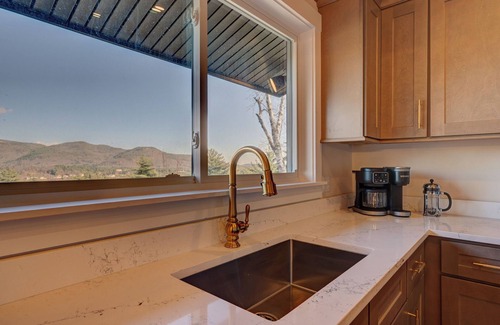 Birch Hill House | Picturesque mountain retreat w/Amazing views, Movie Thtr, Golfsim, Sauna & HT