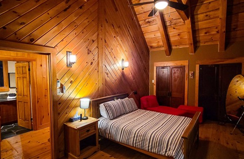 La Peche Cottage | Picturesque Square Timber Lakeside Home