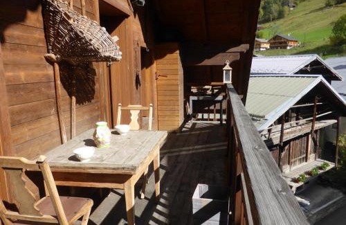 Areches Apartment | Pied-à-terre confort au cœur d'Arêches-Beaufort, T3 lumineux avec balcon et commerces à pied. - FR-1-342-297