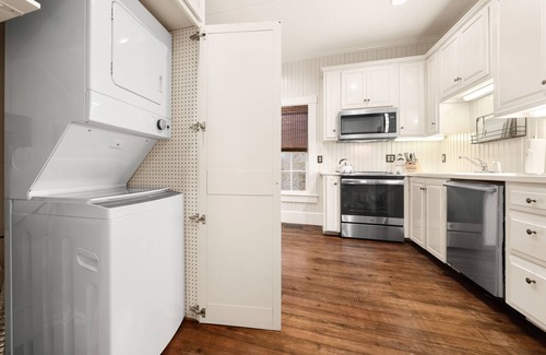 Hendersonville House | Piedmont Kitchen House | Charming Cottage on 65 Acres Near Hendersonville