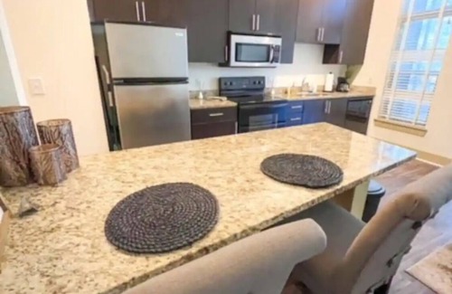 Lindridge-Martin Manor Apartment | Piedmont Rd Sunshine GetAway , Free parking, 1b/1b