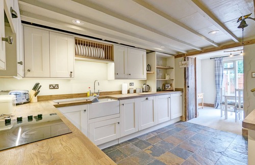 Pulborough Cottage | Piemans Cottage - a cottage that sleeps 5 guests in 2 bedrooms