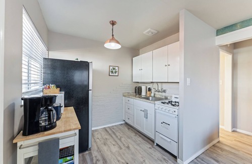 Pierpont Bay Apartment | Pierpont Beach, Ventura Seaside Escape 2 beach!+ AC