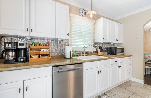 Manhattan House | Pierre Place-Stay in the Heart of Manhattan with Kansas Pride & Comfort