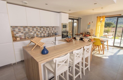 Pierrefeu-du-Var Villa | Pierrefeucaine stopover