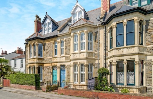 Clevedon House | *Pierside Coastal Retreat* Luxury, family friendly, sleeps 10. Steps to the sea.