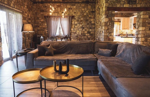 Aigio House | PIETRA VILLA, all inclusive. 6om from the sea, garden and private parking.