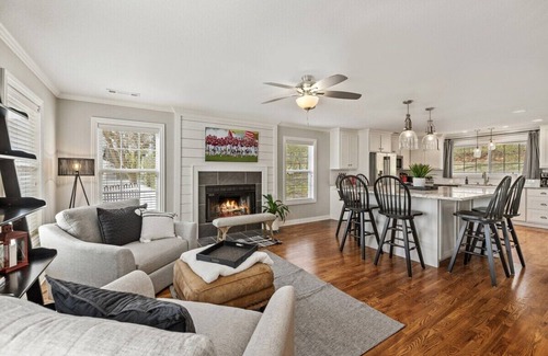Fayetteville House | Pig Sooie Porch - Steps to Razorback Stadium-UofA