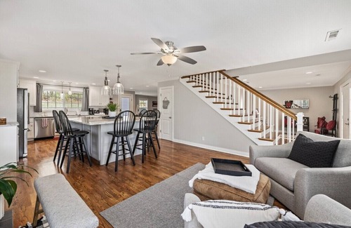 Fayetteville House | Pig Sooie Porch - Steps to Razorback Stadium-UofA