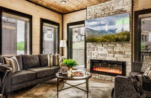 Sevierville House | Pigeon Forge Large Cabins Sleeps Up to 66 Water Park Access