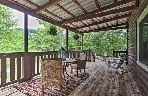 Gatlinburg - Pigeon Forge Cabin | Pigeon Forge -Screened Porch-Weber Gas Grill- Covered Porch-Hot Tub-Pet Friendly