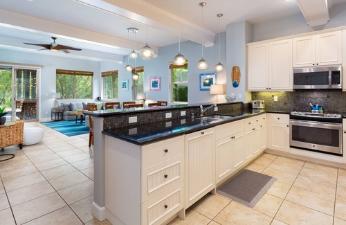 Kulalani House | ❤️PiH❤️ Hawaiiana Escape ★ Hilton Resort Passes ★ Beach Club Access ★ Near Pools ★