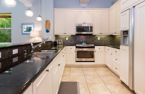 Kulalani House | ❤️PiH❤️ Hawaiiana Escape ★ Hilton Resort Passes ★ Beach Club Access ★ Near Pools ★