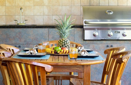 Kulalani House | ❤️PiH❤️ Hawaiiana Escape ★ Hilton Resort Passes ★ Beach Club Access ★ Near Pools ★