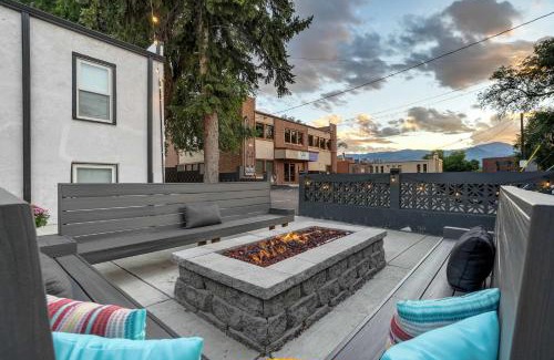 Central Colorado Springs Apartment | Pikes Charm - King Workspace 4K Roku BBQ